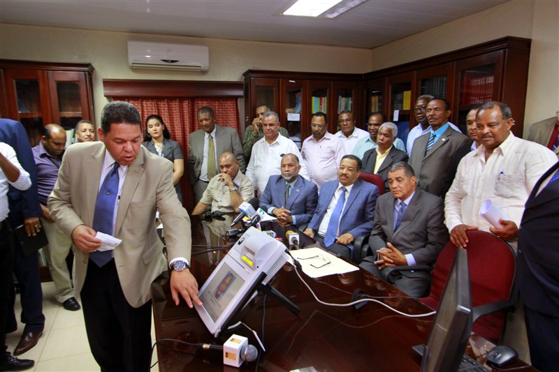 JCE anuncia apoyo a ADP con voto electrónico de 100 mil maestros